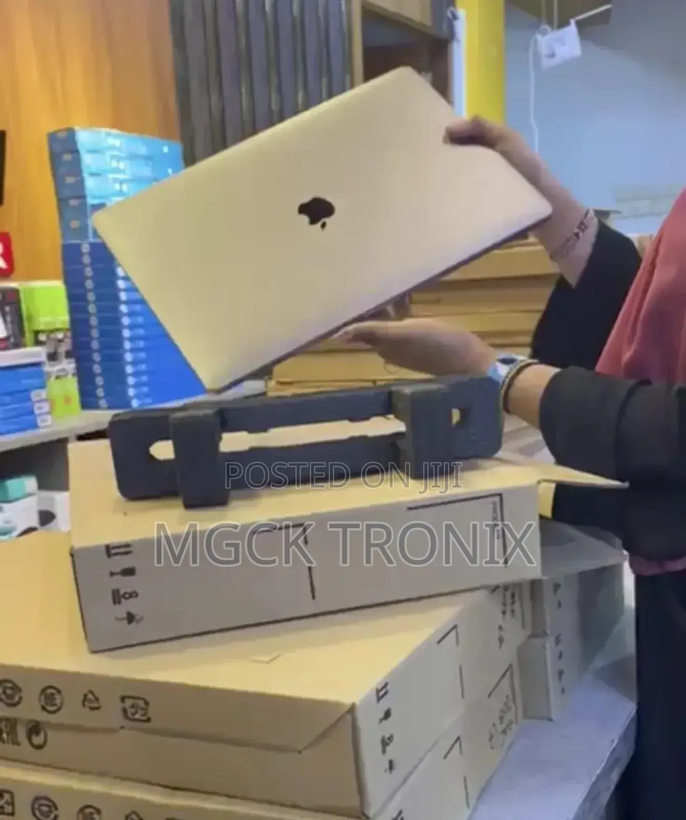 New Laptop Apple MacBook Pro 2017 16GB Intel Core I7 SSD 512GB