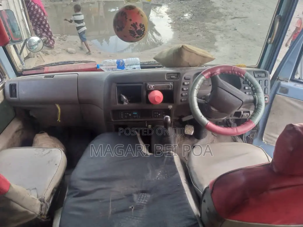 Mitsubishi Fuso Rosa 2004 Blue