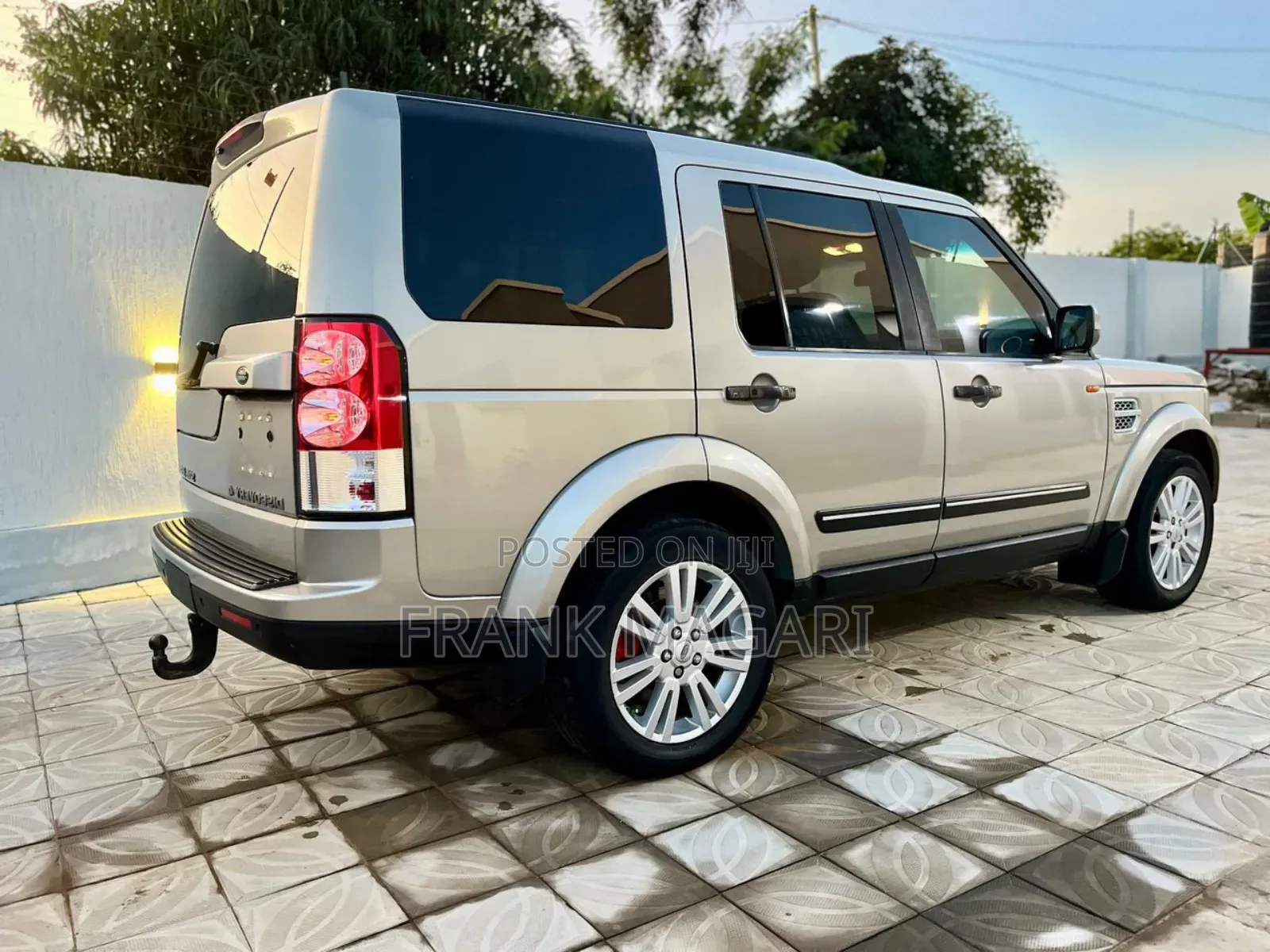 Land Rover Discovery 2011 Gold