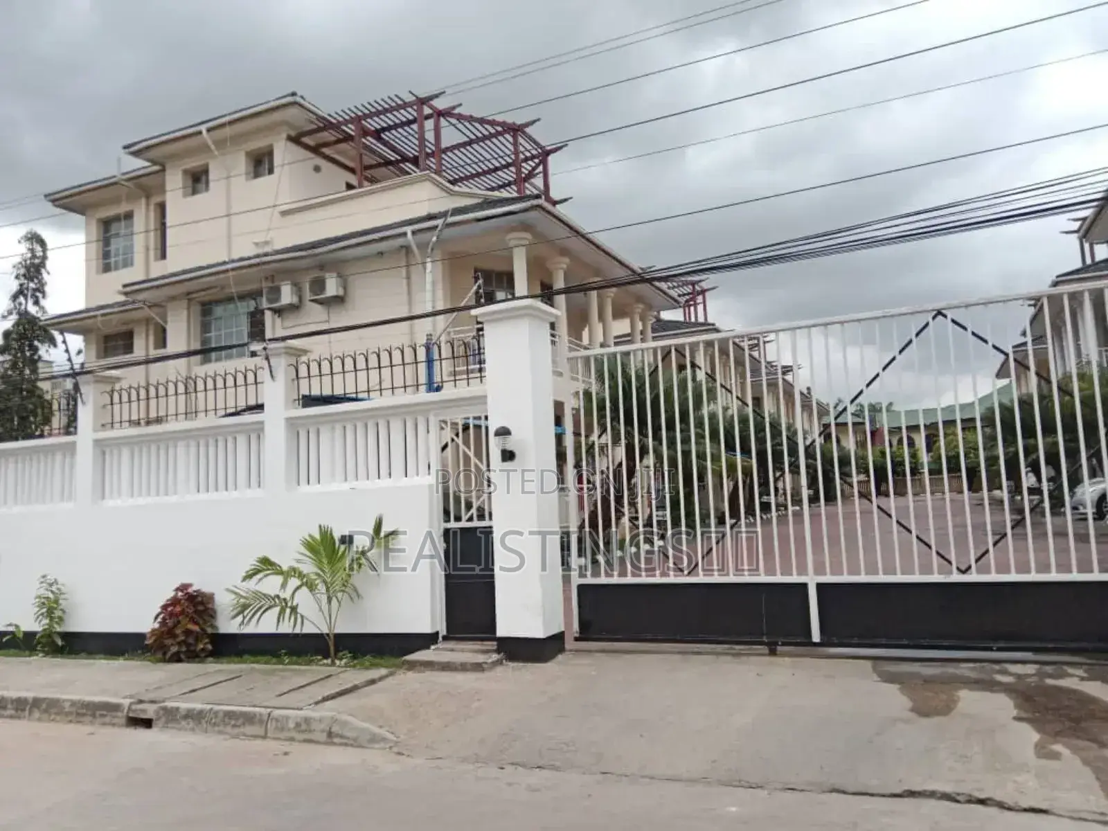 Furnished 6bdrm Villa in Estate Deal Tz, Mikocheni for sale