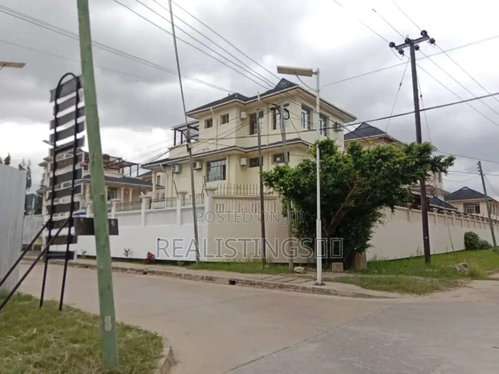 Furnished 6bdrm Villa in Estate Deal Tz, Mikocheni for sale