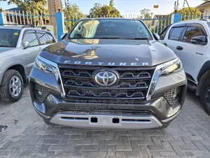Photo - Toyota Fortuner 2.4 D AWD 2017 Gray