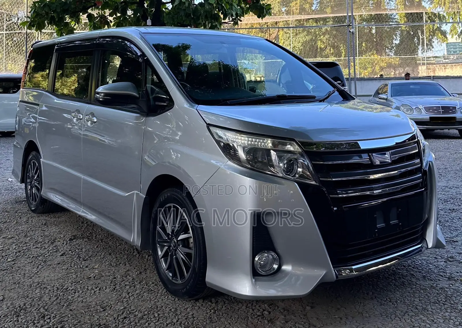 Toyota Noah 2014 Silver