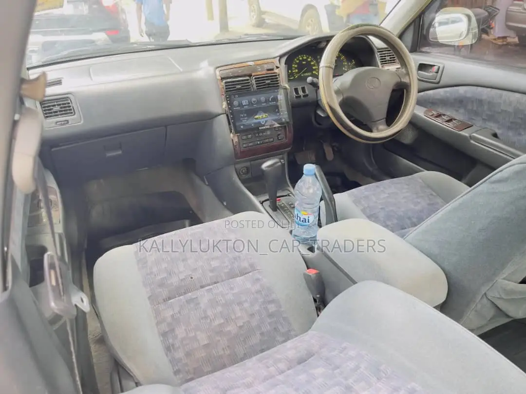 Toyota Carina 2000 Silver