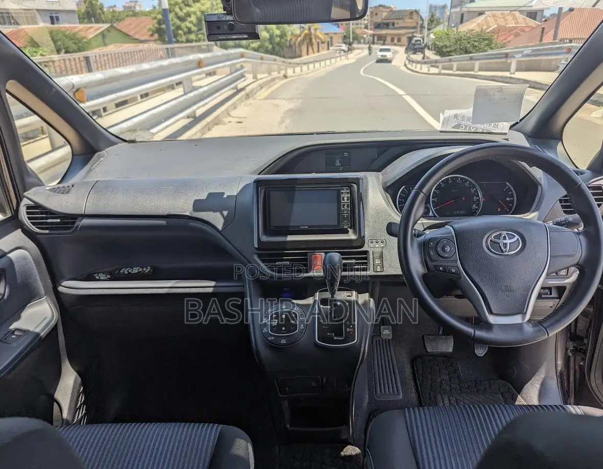 Toyota Noah 2.0 FWD (7 Seater) 2016 Purple