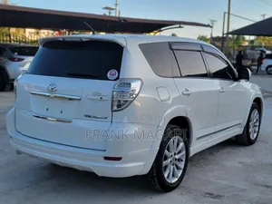 Toyota Vanguard 2011 White