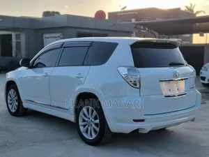 Toyota Vanguard 2011 White