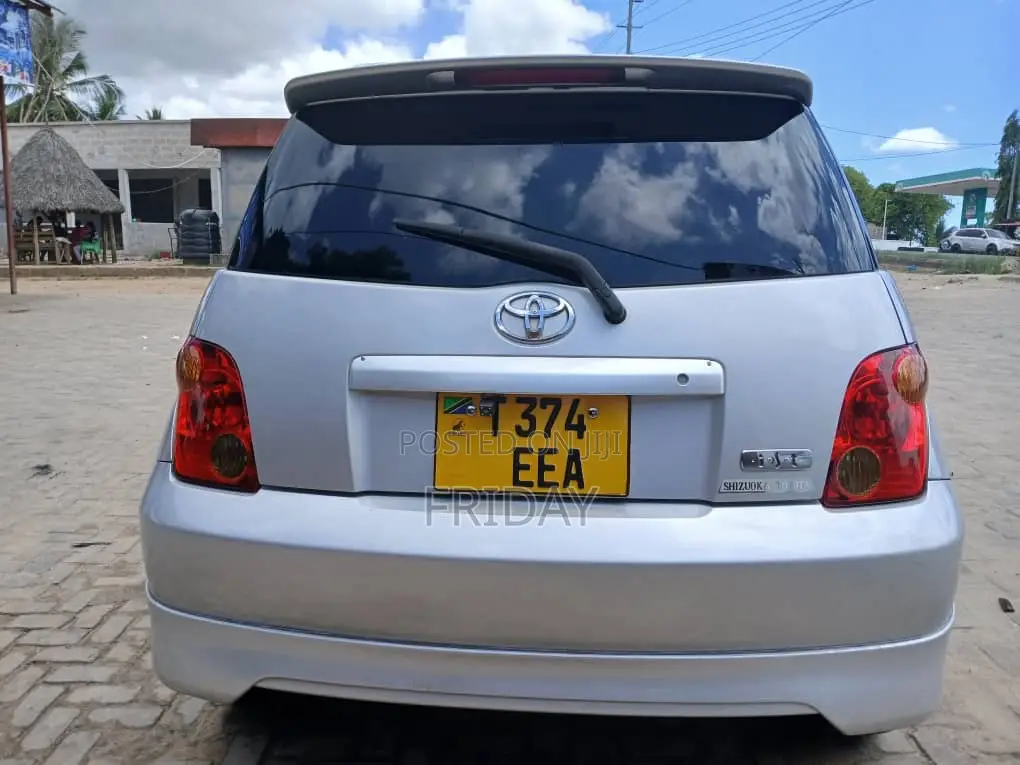 Toyota IST 2004 Silver
