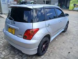 Toyota IST 2004 Silver