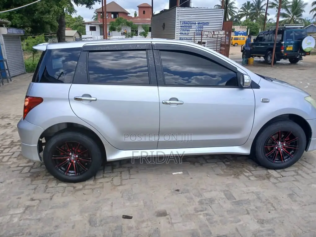 Toyota IST 2004 Silver