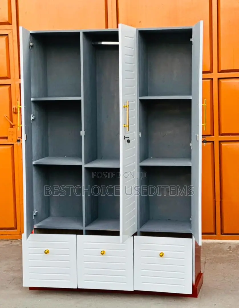 Kabati La Milango Mitatu Nzurii Mnoo Rangi Nyeupe