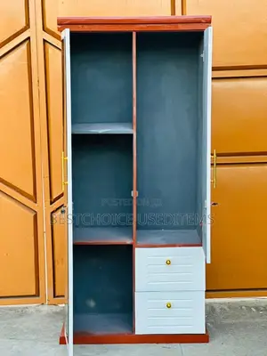 Kabati La Milango Mitatu Nzurii Mnoo Rangi Nyeupe