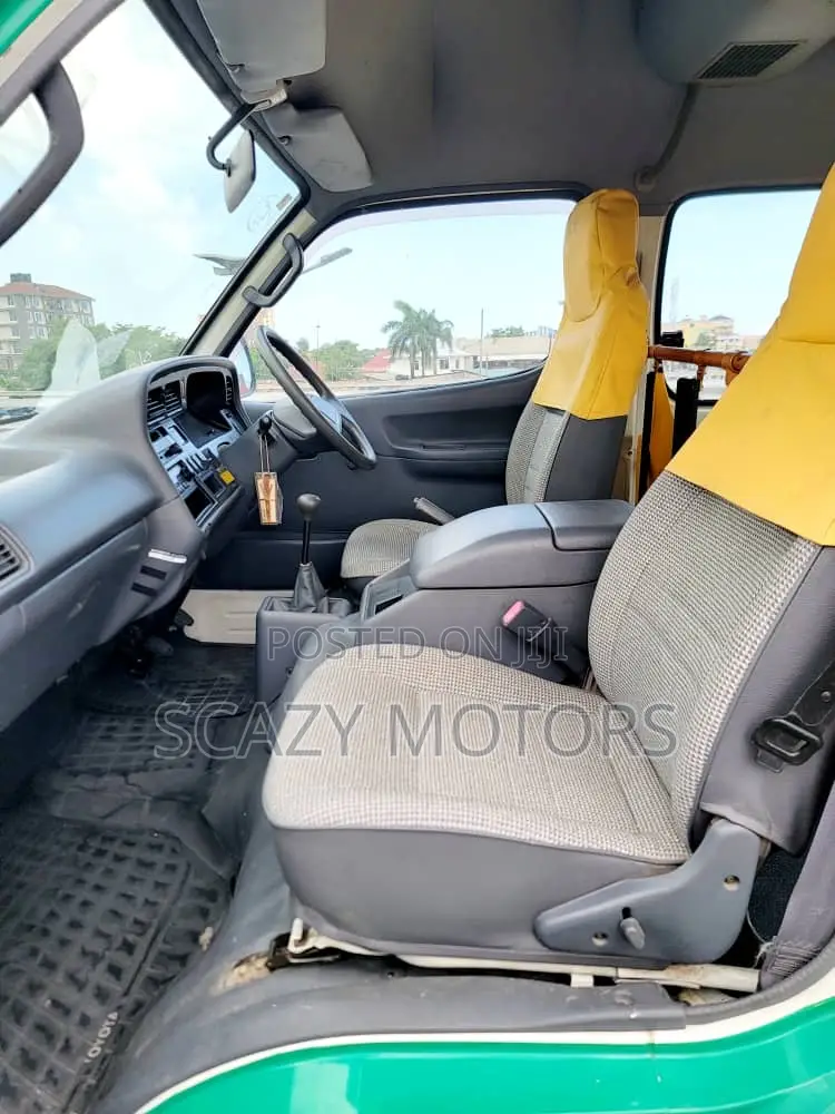 Toyota HiAce 2002