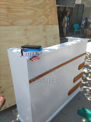Reception Table Ya Kisasa Rangi Nyeupe Na Brown