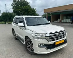Toyota Land Cruiser 2017 White