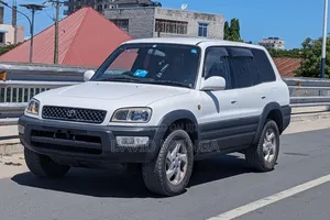 Photo - Toyota RAV4 1999 White