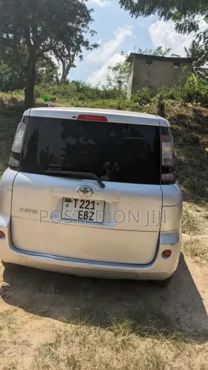 Toyota Sienta 2005 Silver