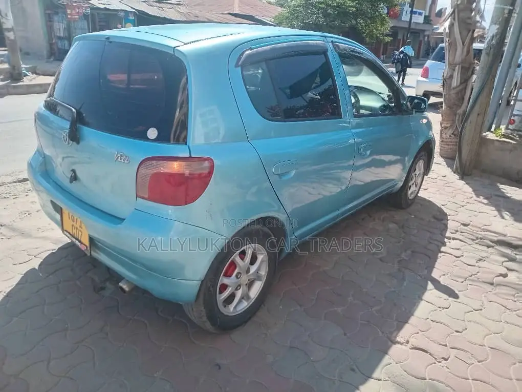 Toyota Vitz 2004 Blue