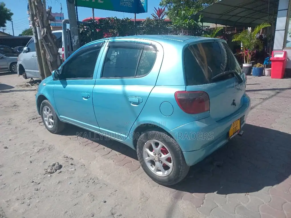 Toyota Vitz 2004 Blue