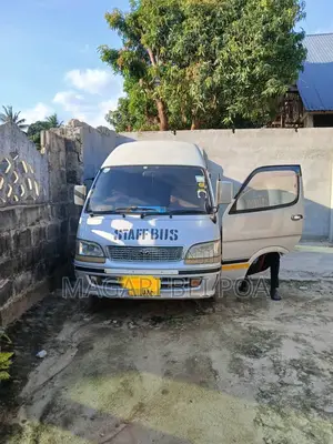 Nissan Caravan (Urvan) 2005 Silver