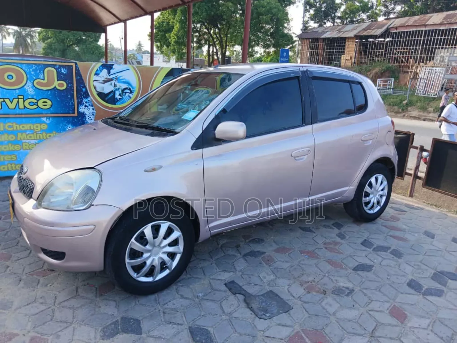 Toyota Vitz 2000 Silver