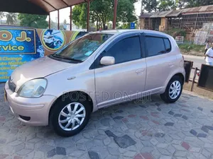 Toyota Vitz 2000 Silver
