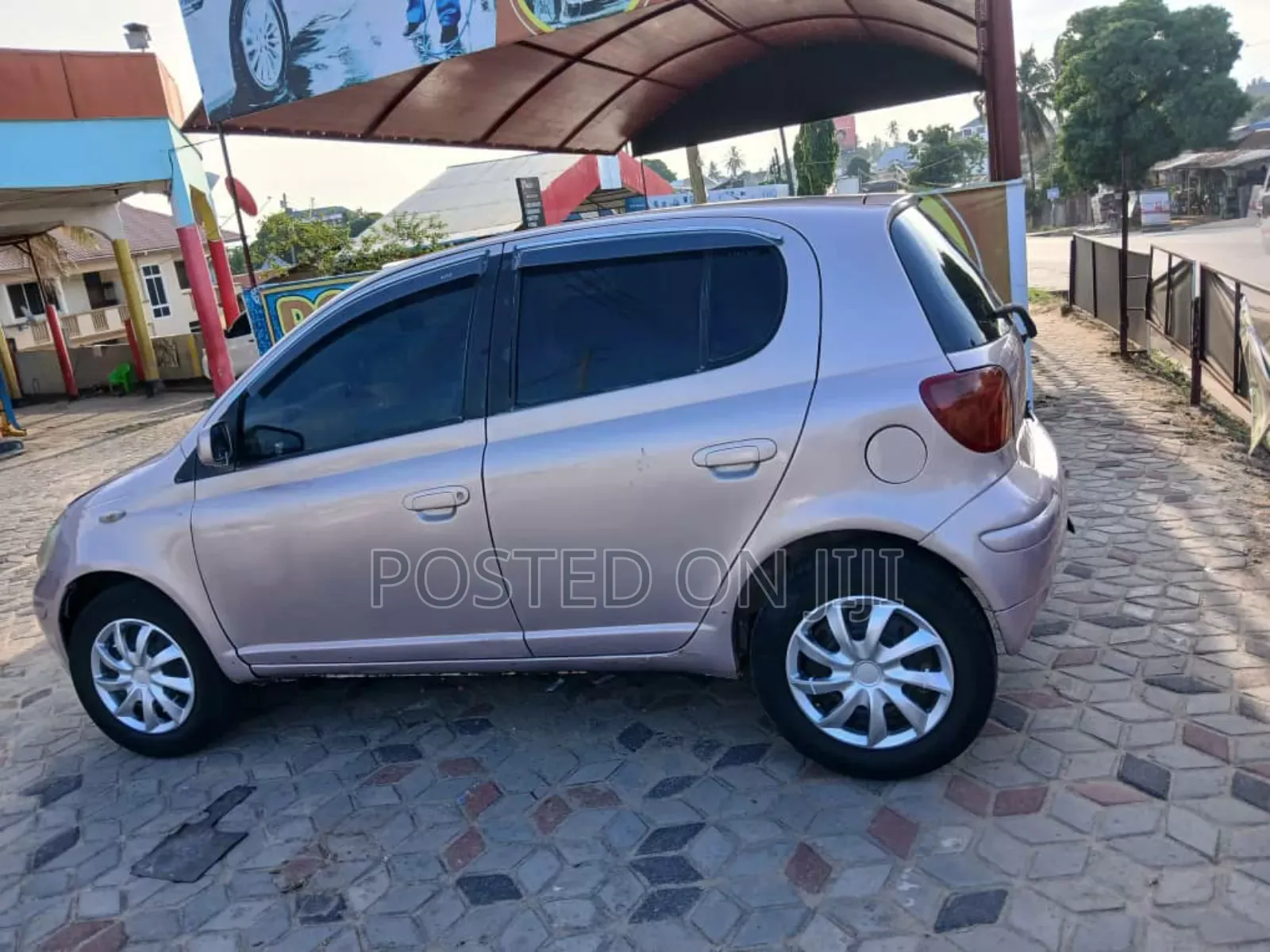 Toyota Vitz 2000 Silver