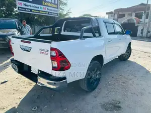 Toyota Hilux 2021 White