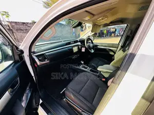 Toyota Hilux 2021 White