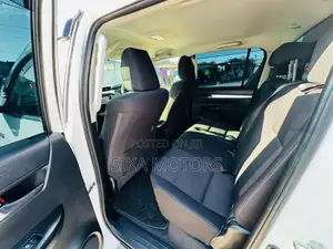 Toyota Hilux 2021 White