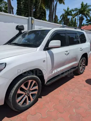 Toyota Land Cruiser 2011 White