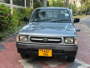 Photo - Toyota Hilux 2002 Gray