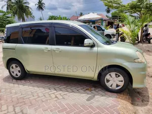 Toyota Sienta 2005 Green