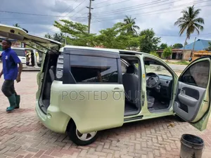 Toyota Sienta 2005 Green