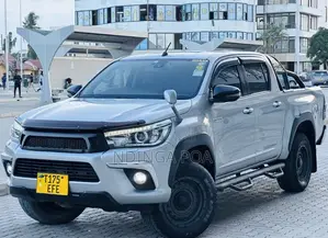 Photo - Toyota Hilux 2017 Silver
