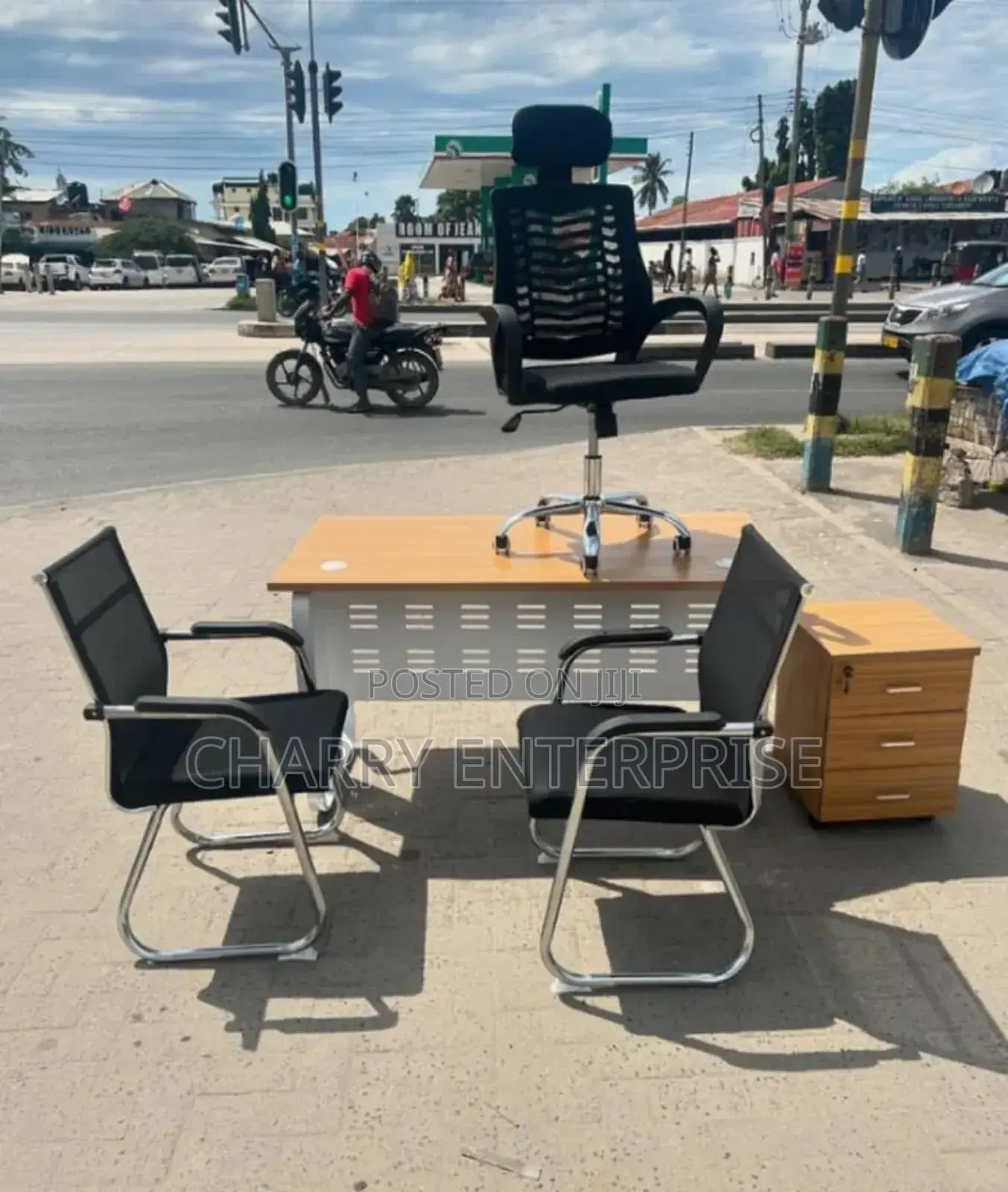 Seti Nzima Ya Viti Vitatu Pamoja Na Meza Na Draw Zake