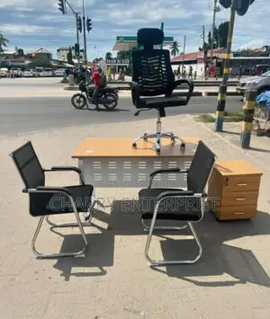 Seti Nzima Ya Viti Vitatu Pamoja Na Meza Na Draw Zake