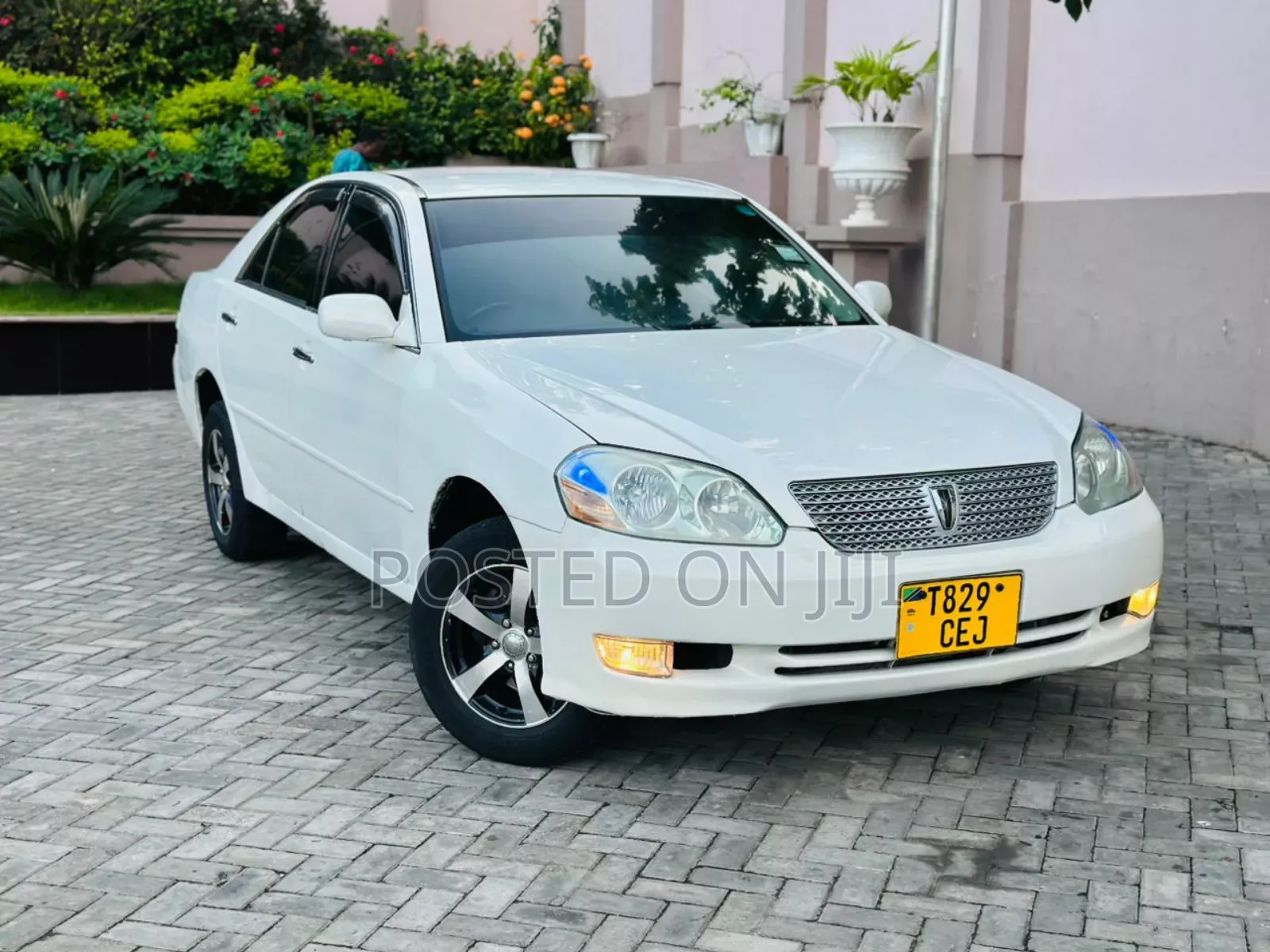 Toyota Mark II Qualis 2000 White