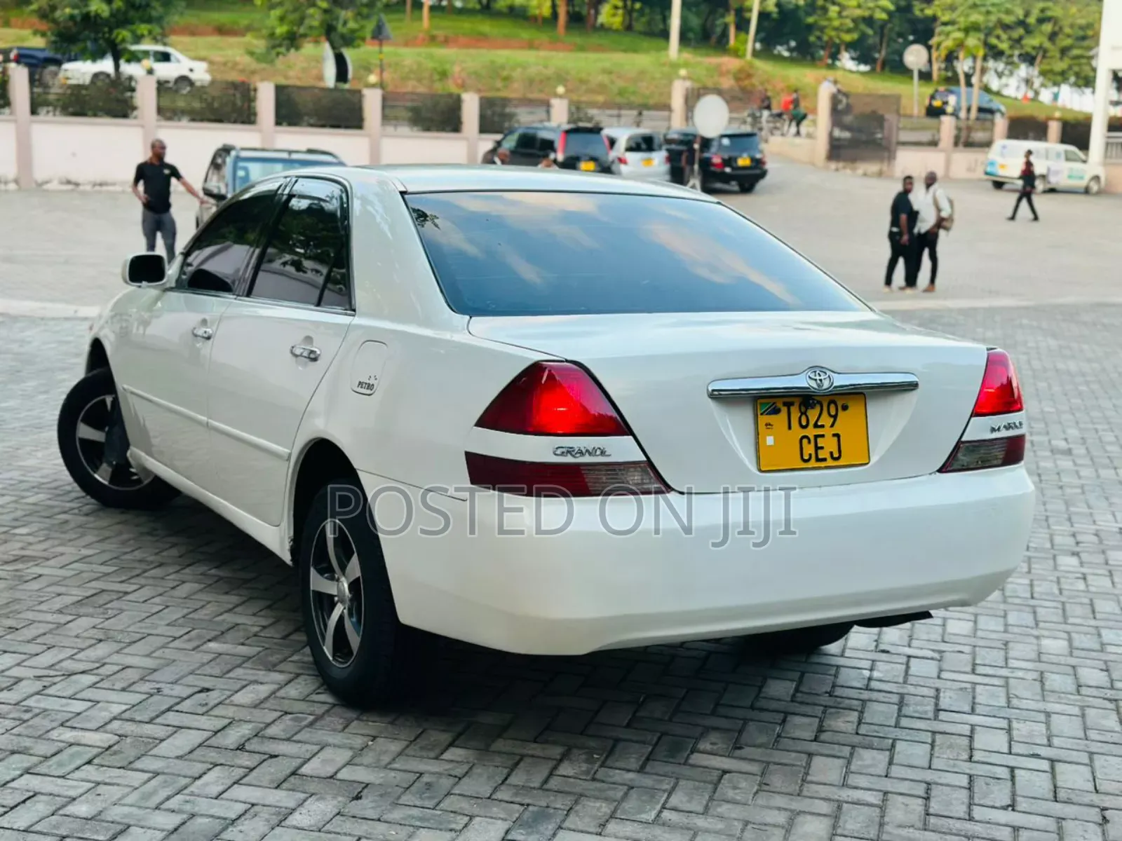 Toyota Mark II Qualis 2000 White