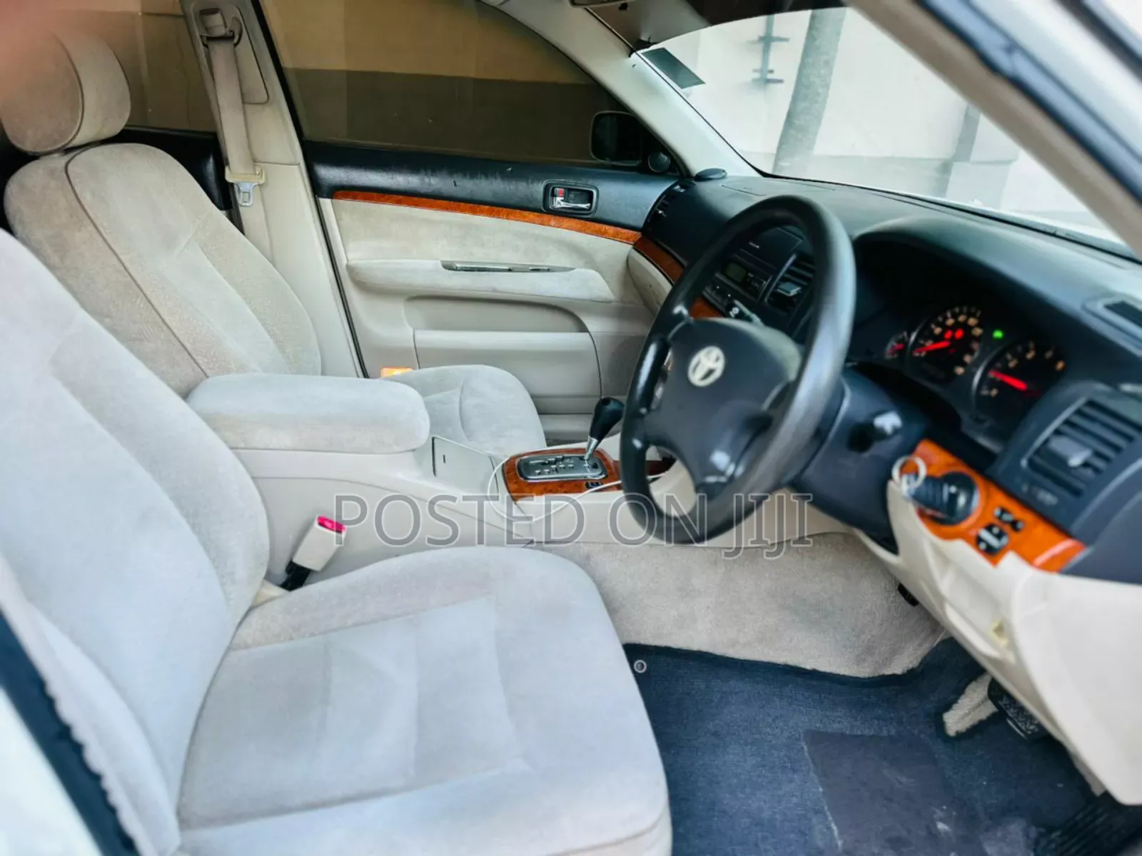 Toyota Mark II Qualis 2000 White