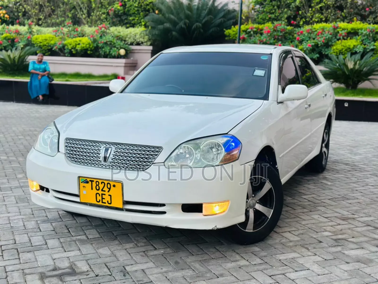 Toyota Mark II Qualis 2000 White