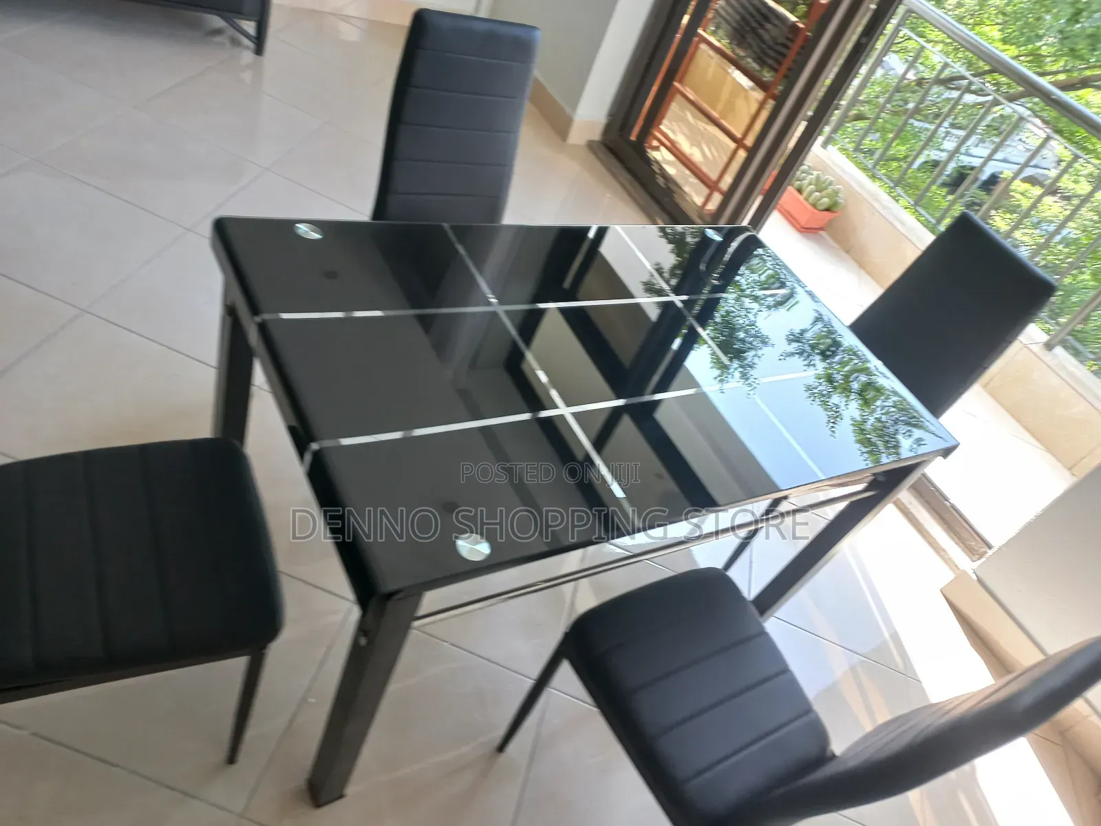 Dining Table Black 4 Chairs( Viti Vinne Vyeusi Na Meza Kioo)