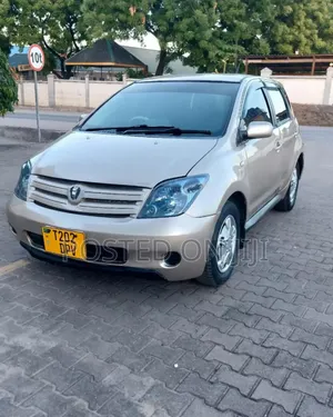 Toyota IST 2004 Gold