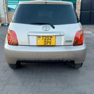 Toyota IST 2004 Gold