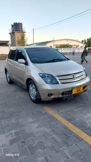 Toyota IST 2004 Gold