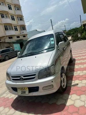 Toyota Noah 2005 Silver