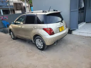 Toyota IST 2004 Gold
