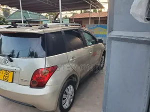 Toyota IST 2004 Gold