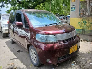 Toyota Porte 2004 Red