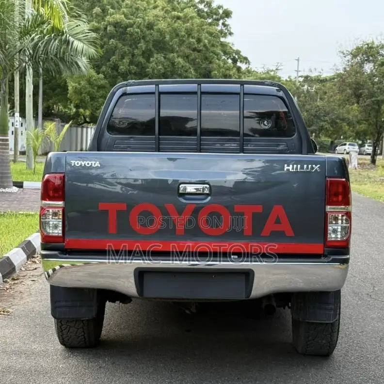 Toyota Hilux SR 4x4 2014 Gray